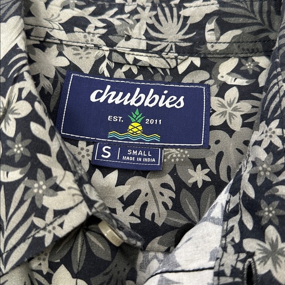 Chubbies Grey Floral Men’s Small Short Sleeve Button Down Shirt Travel Hawaiian - Picture 5 of 10